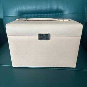 Vlando Cream Jewelry Box